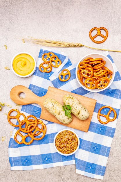 Oktoberfest eingestellt. Weisswurst, Brezeln, Senf, Ährchen, Hopfen