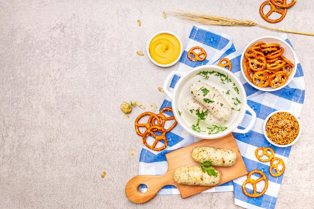 Oktoberfest eingestellt. Weisswurst, Brezeln, Senf, Ährchen, Hopfen