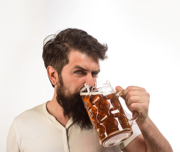 Oktoberfest festival bebe alcohol ocio y personas concepto cerveza pub hombre elegante con barba sostiene