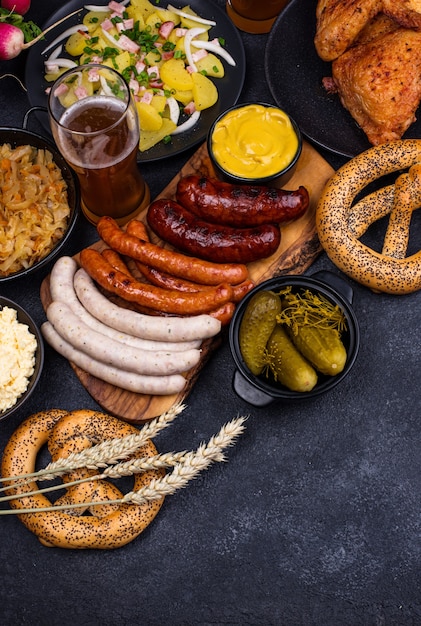 Oktoberfest-Gerichte mit Bierbrezel und Bratwurst