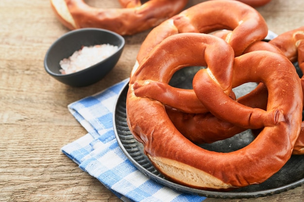 Oktoberfest-Konzeptkarte Traditionelle bayerische Brezeln mit Bierkrug auf altem, rustikalem Holzhintergrund, perfekt für das Oktoberfest, Oktoberfest-Speisekarte, Draufsicht, Attrappe