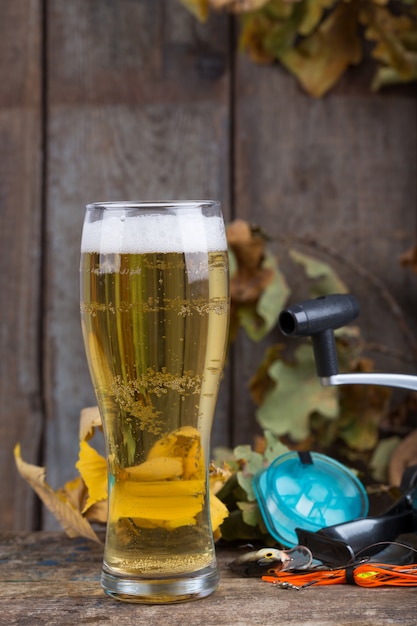 Oktoberfest mit Angelgeräten und Glas Bier