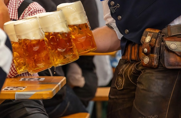 Oktoberfest München Deutschland Kellner serviert Biere Nahaufnahme