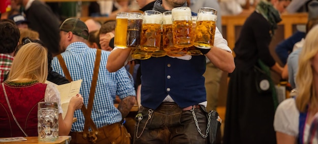 Oktoberfest München Deutschland Kellner serviert Biere Nahaufnahme