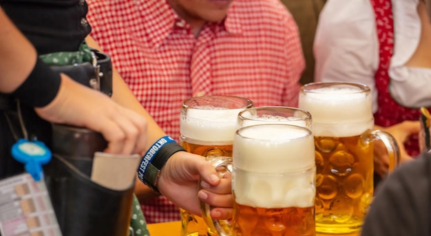 Oktoberfest Munich Alemania Camarero sirviendo cervezas acercamiento