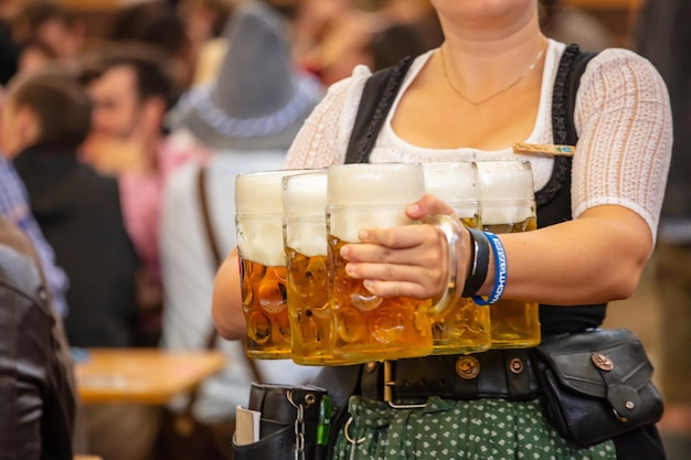 Oktoberfest Munich Germany Garçom com traje tradicional segurando cervejas