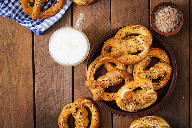 Oktoberfest salgados pretzels macios em uma tigela e cerveja da Alemanha Vista superior