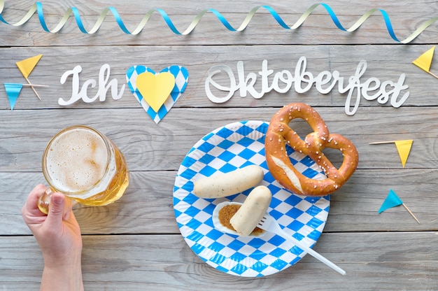 Oktoberfest, traditionelles Festivalessen: Weißwurst, Brezel und Bier