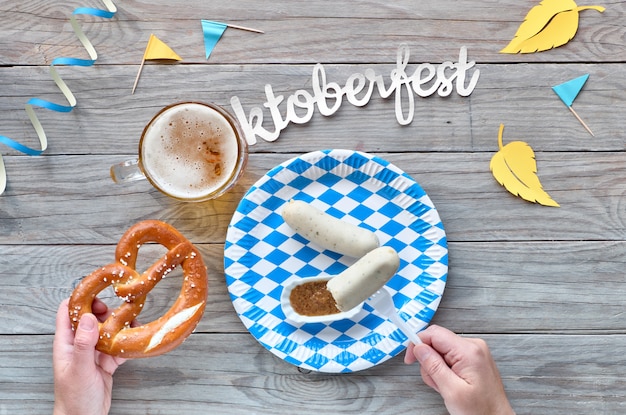 Oktoberfest, traditionelles Festivalessen: Weißwurst, Brezel und Bier