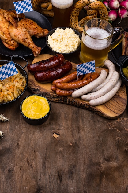 Oktoberfestgerichte mit Bier, Brezel und Wurst