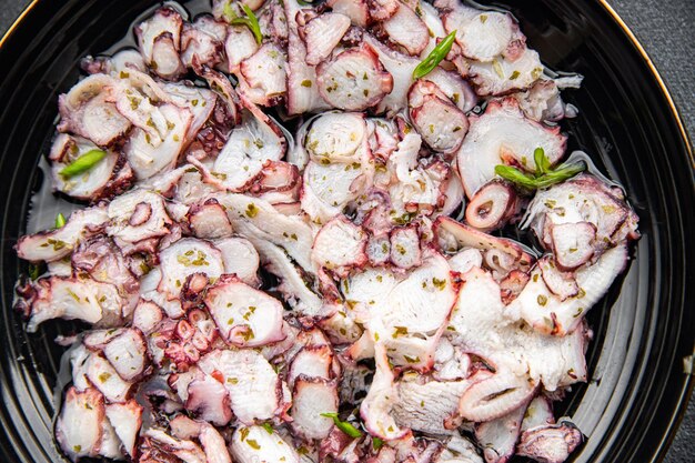 oktopus carpaccio marinierte meeresfrüchte salat gesunde mahlzeit essen snack auf dem tisch kopierraum essen