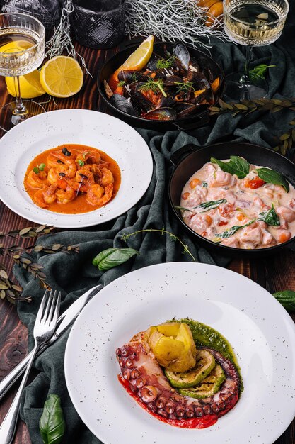 Foto oktopus sizilianischen lachs in sahnesauce garnelen in romesco-sauce und muscheln