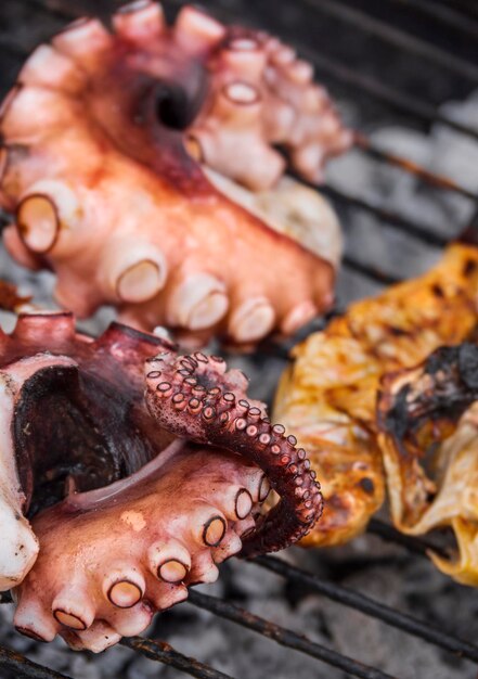 Oktopus-Tentakel und Fisch mit Saugnäpfen auf Grill-Nahaufnahme auf der griechischen Insel