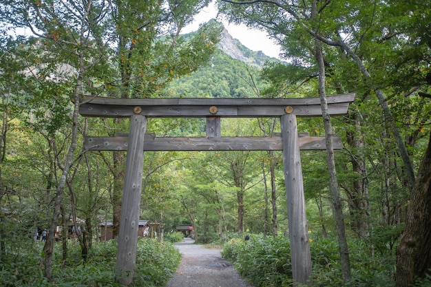 Okunomiya Torii-Tor am Okunomiya-Schrein mit Myojin-Dake-Berghintergrund. Berühmter Ort Kamikochi in MatsumotoNagano, Japan