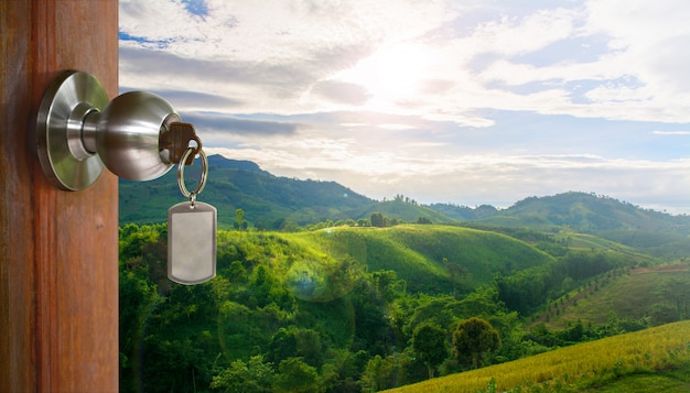 Foto olá! abra a porta de madeira com paisagem de natureza agradável