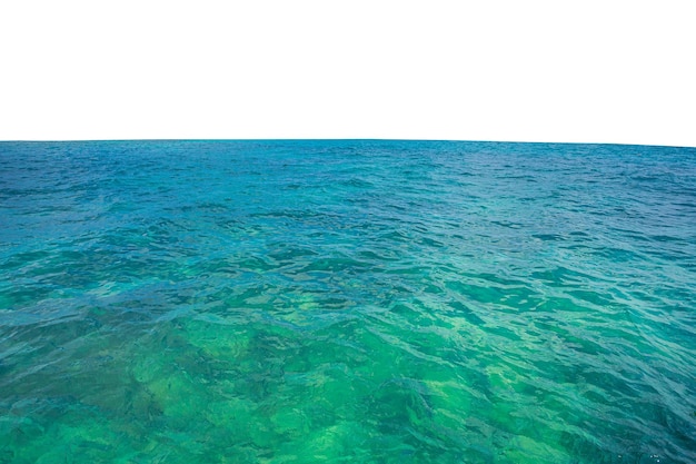 Ola de agua azul y burbujas aisladas sobre fondo blanco superficie de agua azul con olas de salpicaduras y