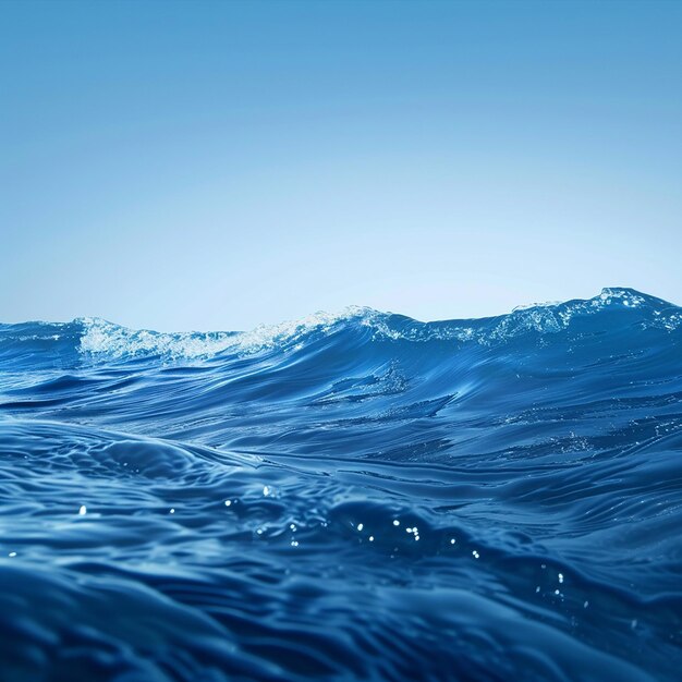 Ola de agua azul sobre fondo blanco refrescante y aislado