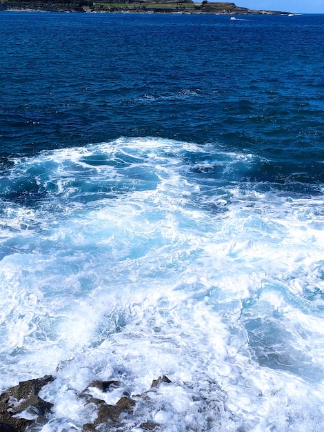 una ola en el agua es blanca y azul