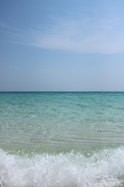 Ola de agua de mar y arena con cielo azul