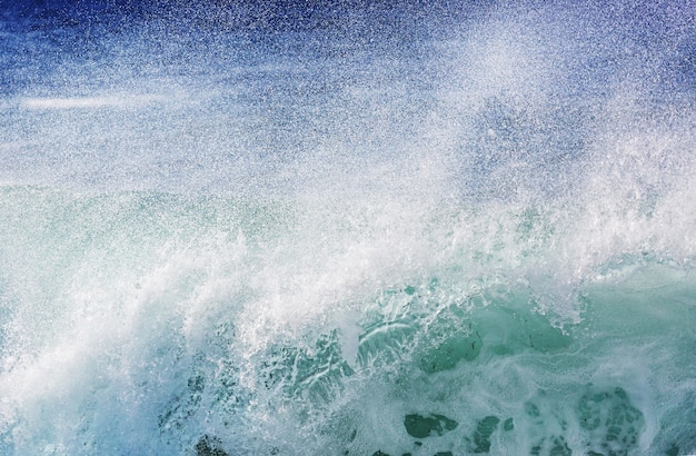 Foto ola azul en la playa.