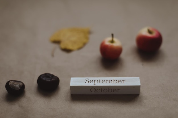 Olá, cartão de outono de setembro com maçãs vermelhas frescas na vista superior do fundo branco