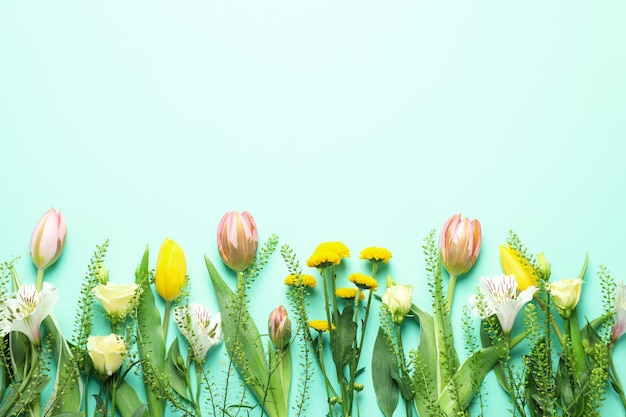 Olá, conceito de primavera com flores em fundo de hortelã