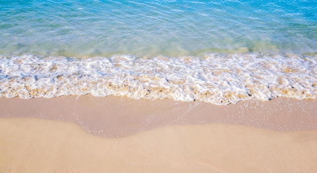 Ola de mar azul en el fondo de verano de playa