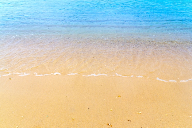 Ola de mar azul en el fondo de verano de playa