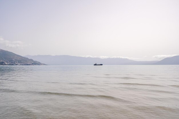 Ola de mar azul suave en la playa de arena limpia en vlore albania