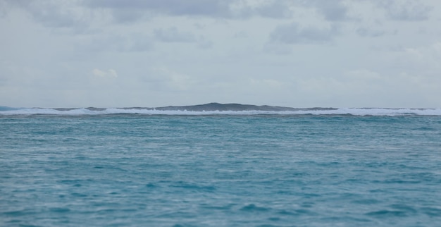 ola de mar y cielo azul