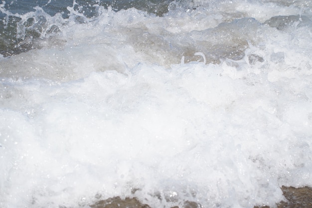 Ola del mar. Costeros transparente mar / océano estrellarse ola con espuma