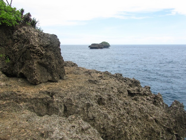 Ola de mar y fondo natural de roca