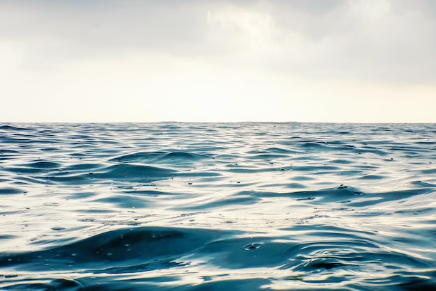 Ola de mar bajo la lluvia de cerca, fondo de agua de vista de ángulo bajo