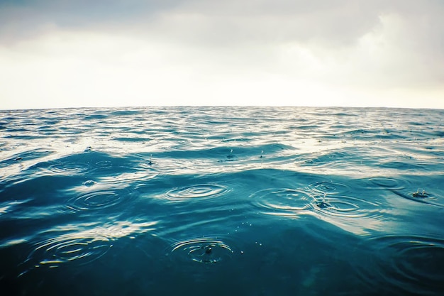 Ola de mar bajo la lluvia de cerca, fondo de agua de vista de ángulo bajo