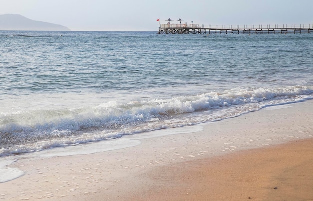 Ola de mar en la playa de arena en África