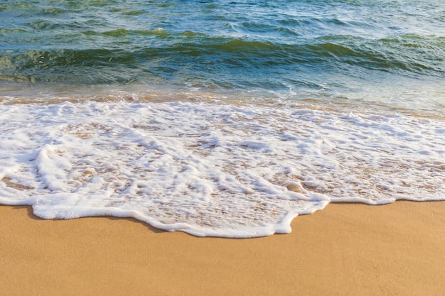 Foto ola del mar en la playa de arena tailandia