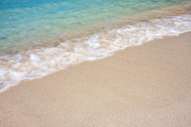 Ola del mar en la playa de arena. Tailandia