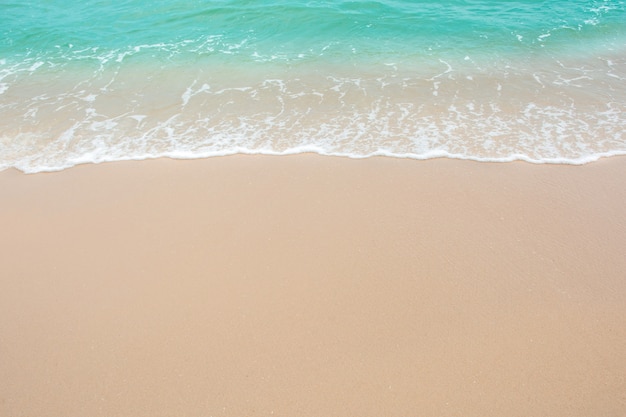 una ola de mar en una playa de arena vacía