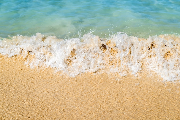 Ola del mar en la playa