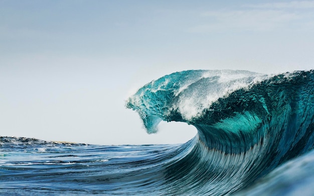 La ola del mar rompiendo contra el cielo azul claro