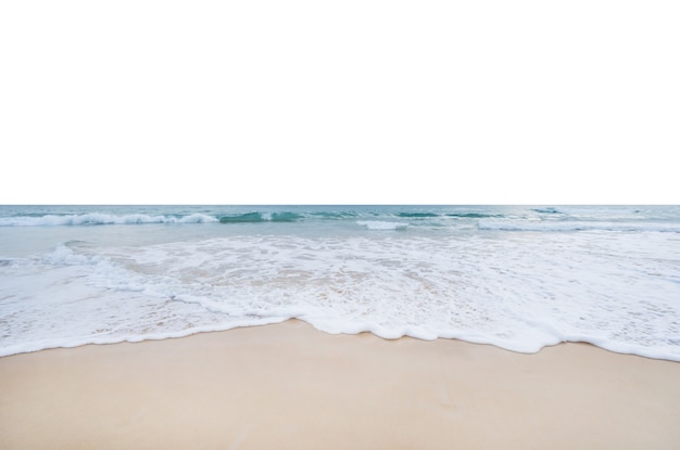 Foto ola de mar rompiendo en la orilla arenosa aislada sobre fondo blanco.