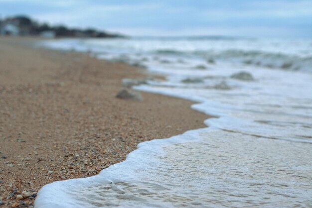 La ola del mar rueda a lo largo de la orilla de una playa de arena imágenes otoñales del paisaje marino fondo borroso enfoque selectivo Mar de Azov Rusia