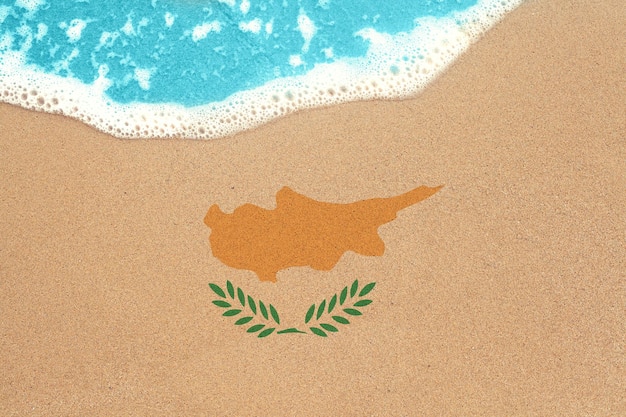 Ola de mar en la soleada playa de arena con bandera Chipre Vista desde arriba en surf