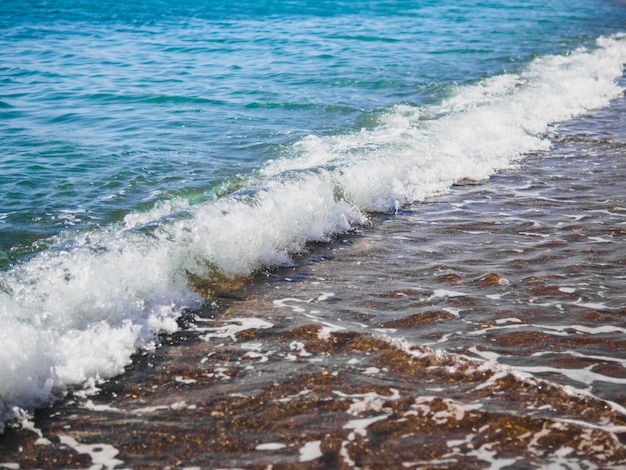 Foto ola de mar transparente con espuma de mar