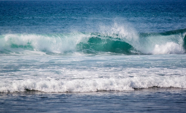 Ola oceánica azul