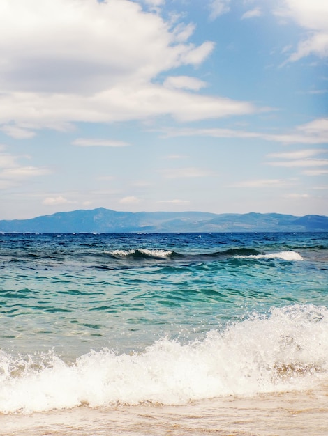 Ola de océano azul en la playa de arena Fondo de verano