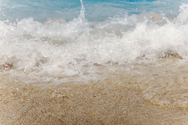 Ola de océano azul en la playa de arena Fondo de verano