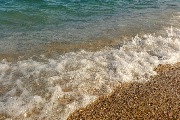 Ola de océano azul en la playa de cerca