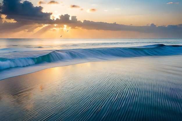 Una ola rompe en la playa al amanecer.