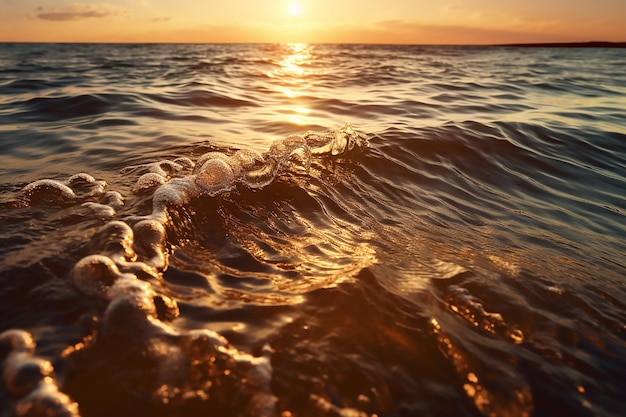 La ola se rompe en la playa al atardecer